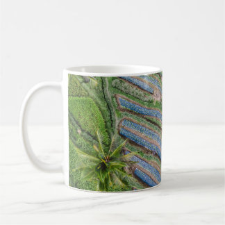 Floden mellan coconut träd-lackering kaffemugg