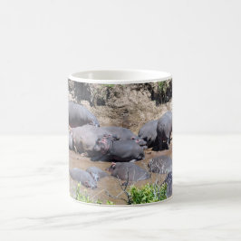 Flodhästar på en flodstrandmugg kaffemugg