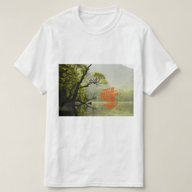 Flodnära Skogsbild - Naturskön Vattenmiljö  T Shirt (Design framsida)
