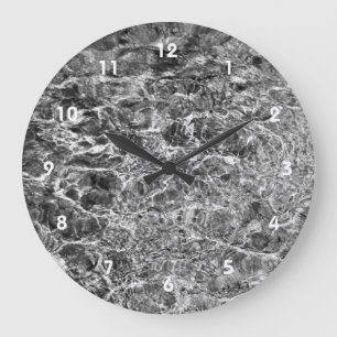 Flodvatten skvalpar stor klocka