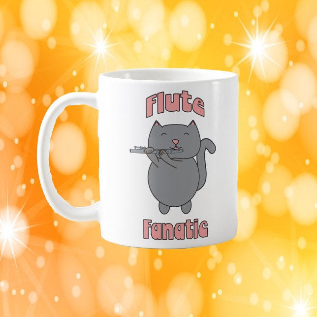 Flöjtfanatiker Grå Katt Rosa Kaffemugg (A mug with a gray cat playing the flute and the words flute fanatic in pink)