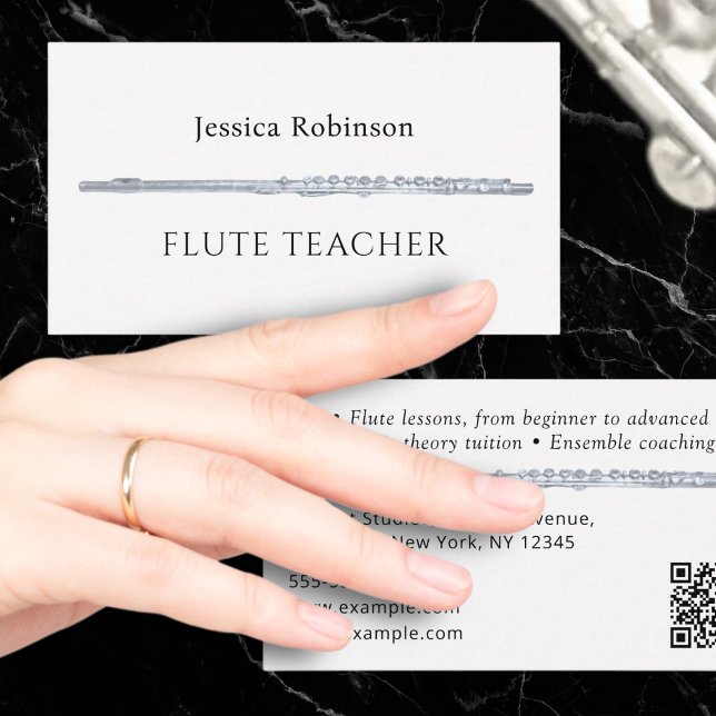 Flöjtlärare Musikinstrument Handledare Instruktör Visitkort (A business card for a flute teacher, with scannable QR code and stylish black and white design)