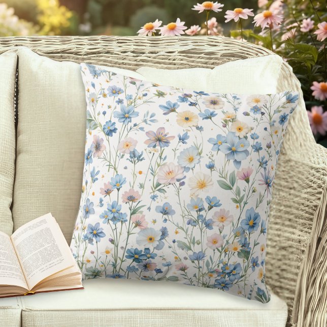 Floral Botanical Cottage Garden Patterned Kudde (An elegant garden throw pillow, decorated with rustic wildflowers in a watercolor style)