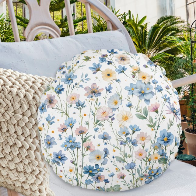 Floral Garden Soft Pastel Botanical Decor Rund Kudde (An elegant round pillow, with pretty wildflowers pattern in a rustic country style)