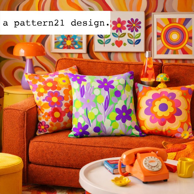 Floral Spots in lime green pattern Kudde (Groovy retro floral pillow bursting with vintage color and psychedelic charm.)