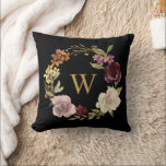 Floral Watercolor Wreath Monogram Black Kudde<br><div class="desc">Customizable black pillow featuring a burgundy,  pink and white floral watercolor wreath with green foliage accents. This elegant wreath frames a classic gold monogram. Easy to personalize and makes a great gift.</div>