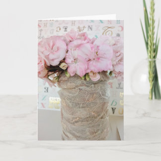 Flores geranio rosa en bote de cristal con encaje kort