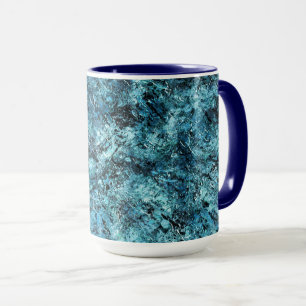 Floresta azul sob nevasca ou vidro trincado mugg