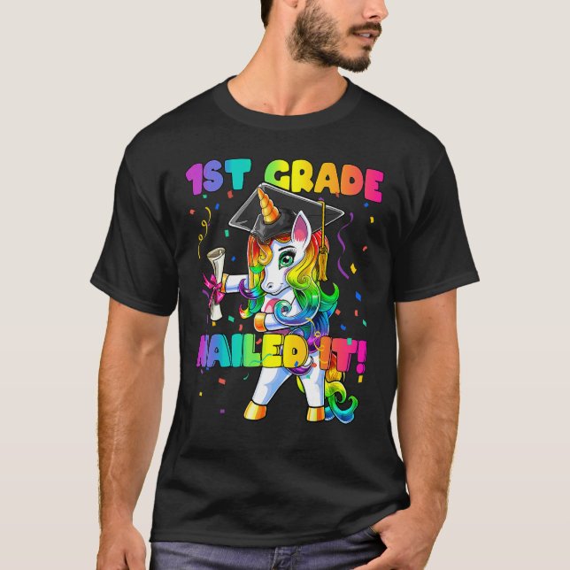 Flossing Unicorn 1st Grade Graduation Cap Diploma  T Shirt (Framsida)