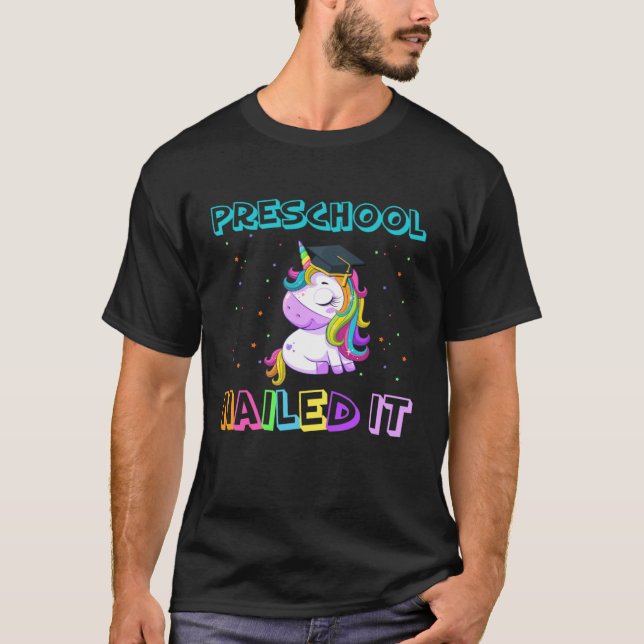 Flossing Unicorn Preschool Graduation Cap Diploma  T Shirt (Framsida)
