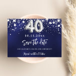 Flottblå stjärnor i silver 40 år spara datumet<br><div class="desc">En modern och elegant Spara datum för en 40-årsdel. En marin blå bakgrund med faux silver-stjärnor. Anpassa och lägg till ett datum och namn. Den blå färg är ojämn. Texten: Spara datumet skrivs med ett stort trendig-handskript i stil.</div>