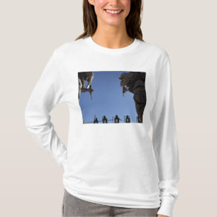 Flottor ändrar tidskrifter i mitt av skottlossnin t shirt