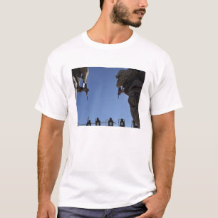 Flottor ändrar tidskrifter i mitt av skottlossnin tee shirt