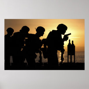 Flottor avfyrar 9mm handeldvapen poster