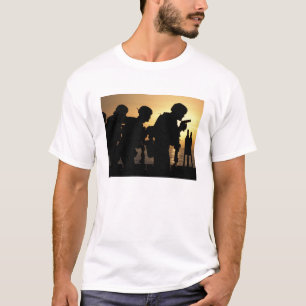 Flottor avfyrar 9mm handeldvapen t shirt