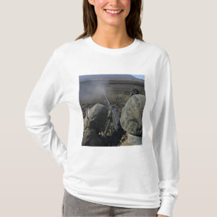 Flottor avfyrar en kalibermaskingevär för M2 50 T Shirt