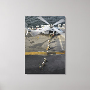 Flottor förbereder sig att stiga ombord en MH-60S Canvastryck