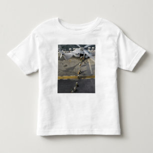 Flottor förbereder sig att stiga ombord en MH-60S T-shirt