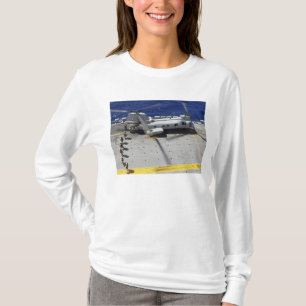 Flottor stiger ombord en helikopter för t shirt