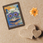 Flower Cat Illustration Louis Wain<br><div class="desc">En trefaldig plånbok med en illustration av en katt med lila blommor runt ögon,  av den brittiske konstnären Louis Wain (1860-1939). Han var bäst känd för sitt teckning av djur och land,  särskilt stora katter med humana uttryck.</div>