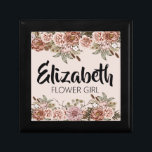 Flower Girl Frieri Gift-anpassad Möhippa Minnesask<br><div class="desc">Vill du att dina brudar ska vara den bästa gåvan av alla ge? Varför inte ge en personlig smyckeskrin fylld med alla deras favoritblommor! Den här boho cottagecore-blomman från bröllop frieri gåva personlig brudens sida smyckes keepsakbox är perfekt för vilken brud som helst till brudens sida. Det är inte bara...</div>
