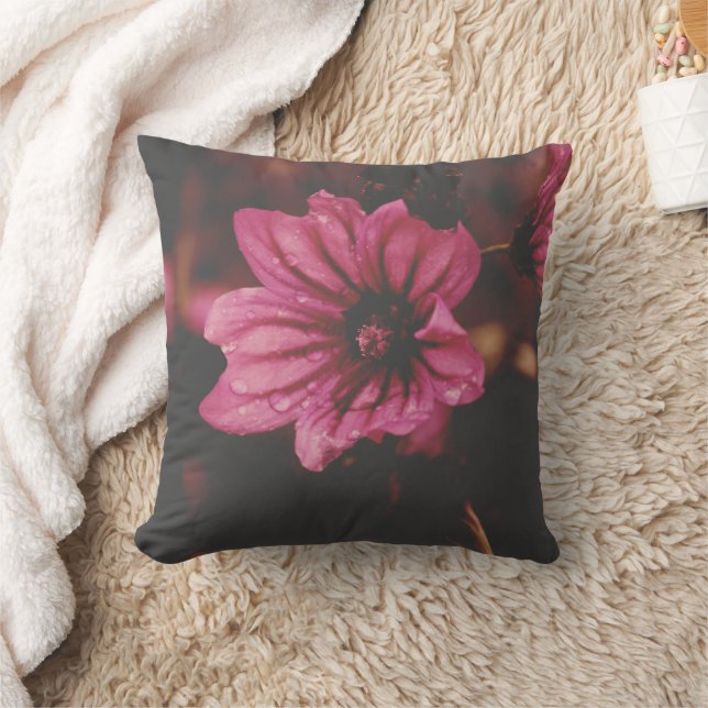 Flower in Water Droplets Throw Pillow Kudde (Filt)