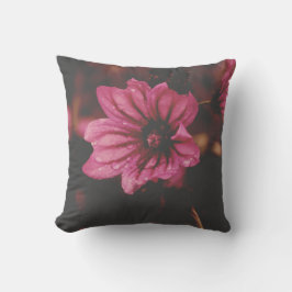 Flower in Water Droplets Throw Pillow Kudde