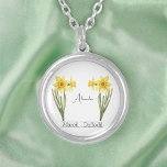 Flower March Daffodil Silverpläterat Halsband<br><div class="desc">Födelsemånadsblomman Mars Daffodil necklace med en illustration av daffodil-blommor. Under blommorna skrivs namn "Alexandra" i ett snyggt-skript. Under namn är det stater ’mars-Daffodil’ som anger att Alexandra födelsemånaden är mars och hennes födelseblomma är daffodil. Det är ett halsband i personligen, som kan anpassas som en speciell gåva till någon som...</div>