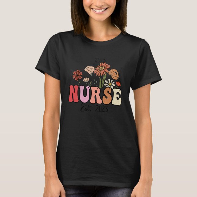 Flowers Groovy Retro Nurse Est2023 Nursing School  T Shirt (Framsida)