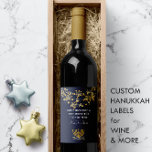 Flowers Menorah Navy Lycklig Hanukkah (flottan och Vinflaska Etikett<br><div class="desc">Etiketten Hanukkah vin på anpassningsbarna Nautical Boutique Co. har en marin blå och guld blommigt med gyllene menorah och matchande blombouquet. Meddelandet kan vara personlig,  och den marinblå bakgrunden färg kan enkelt ändras till kostym efter dina behov - välj bara alternativet anpassa. #Hanukkah #Gifts #Vin</div>