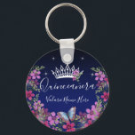 Flowers och Butterfly Princess Quinceanera Nyckelring<br><div class="desc">Goda,  vackra stjärnor på gräns överst. Elegant- och trendig-design med finare-skripttypografi. All text är justerbar och lätt att ändra för dina egna behov i party. Underbar elegant Quinceañera-design. Finns i olika färg. Vackra prinsessans tiara med blomman arrangemang,  blå Butterfly med på grund blommigt gräns. Olika tillgängliga färger i bakgrunden.</div>