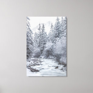 Flowin genom vintersnöskogen Mojstrana Canvastryck