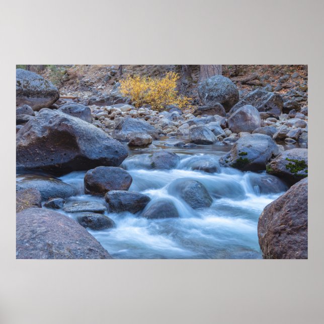 Flowing Rocky River Poster (Framsidan)