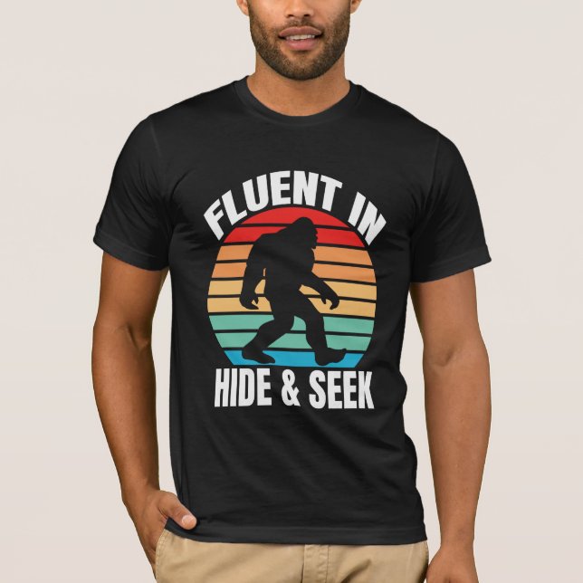 Fluent in Göm och Seek Funny Bigfoot T-Shirt (Framsida)