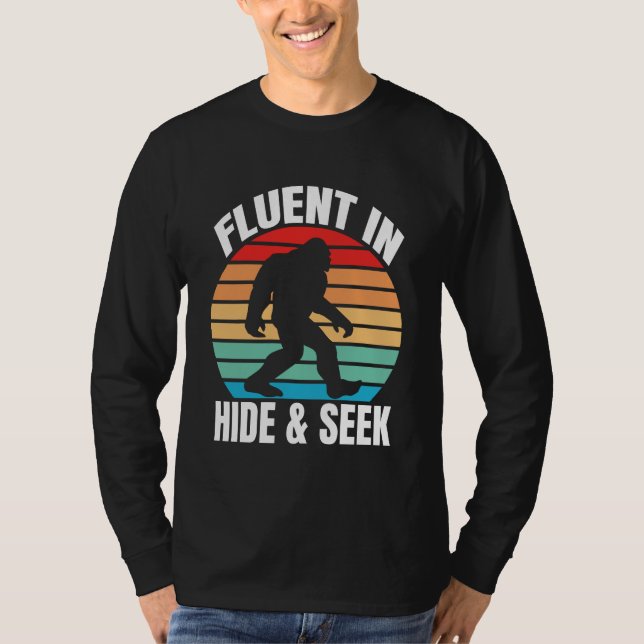 Fluent in Göm och Seek Funny Bigfoot T-Shirt (Framsida)