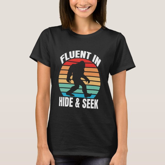 Fluent in Göm och Seek Funny Bigfoot T Shirt (Framsida)
