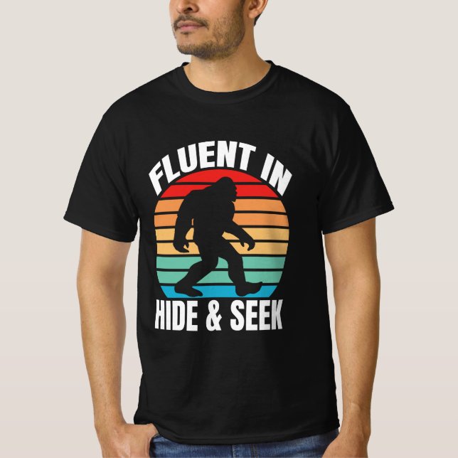 Fluent in Göm och Seek Funny Bigfoot T-Shirt (Framsida)