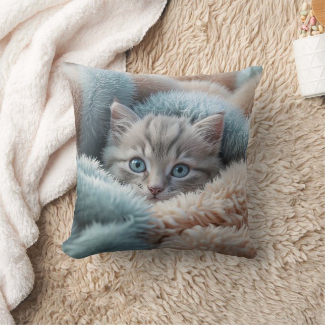 Fluffig kattunge i en mjuk filt kudde (Filt)