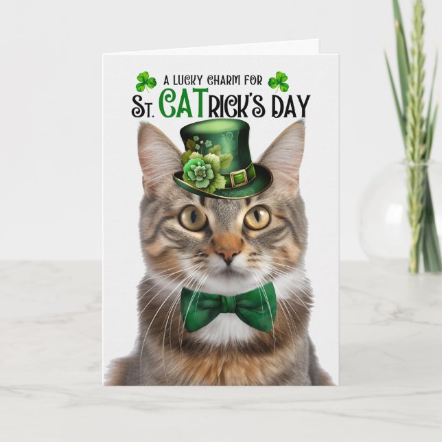 Fluffig randig katt St CATrick's Day Lucky Charm Helgkort (Framsida)