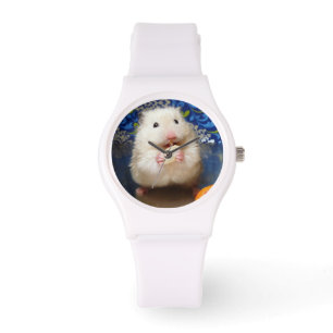 Fluffig syriansk hamster Kokolinka som äter en Armbandsur