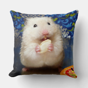 Fluffig syriansk hamster Kokolinka som äter en Kudde