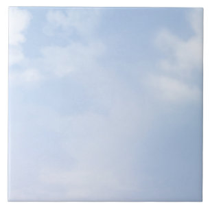 Fluffmoln på pastel blå himmel kakelplatta