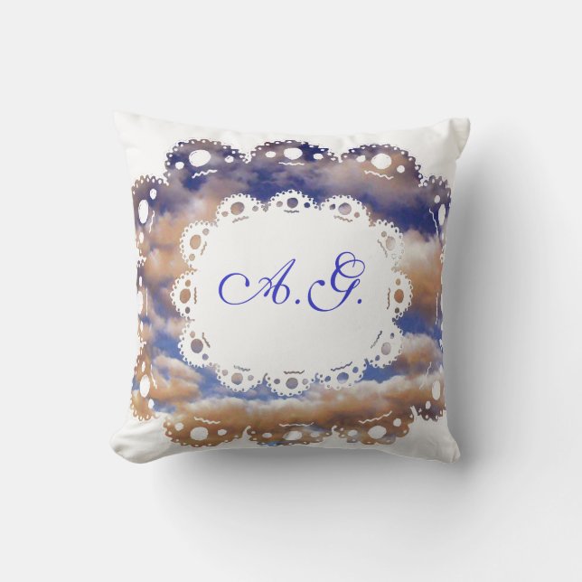 Fluffy Clouds and Monogramm Pillow Kudde (Framsida)