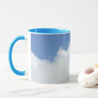 Fluffy Clouds i Bright Blå himmel Mugg