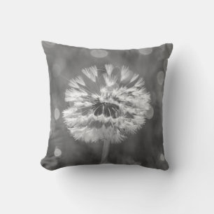 Fluffy Dandelion Black and White Flower Kudde