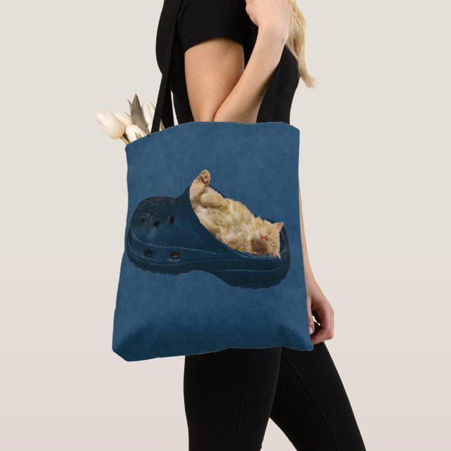 Fluffy Kitten, som sover i Croc Shoe, Totebag Tygkasse (Närbild)