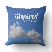 Fluffy-moln för inspirationcitat i Blå himmel