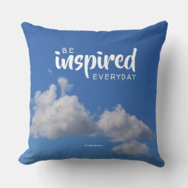 Fluffy-moln för inspirationcitat i Blå himmel Kudde