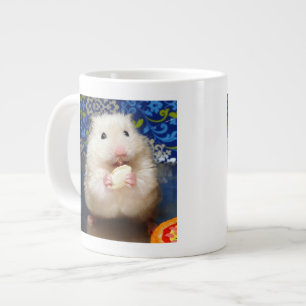 Fluffy syrian hamster Kokolinka som äter utsäde Jumbo Mugg