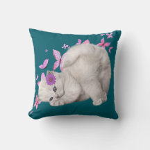 Fluffy White Kitten, omgiven av Rosa Flowers och